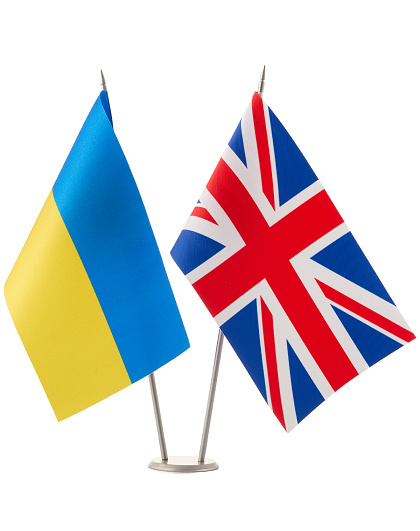Прапори України та Великобританії на подвійній металевій стійці - Зображення №1