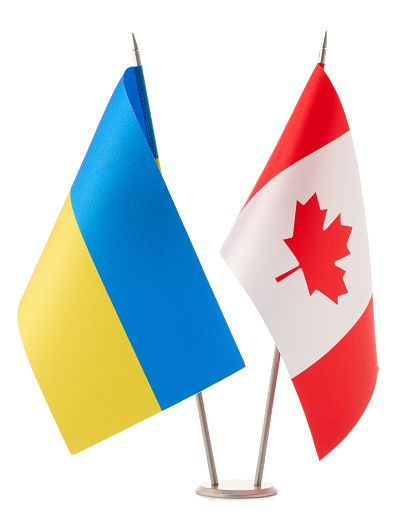 Прапори України та Канади на подвійній металевій стійці - Зображення №1