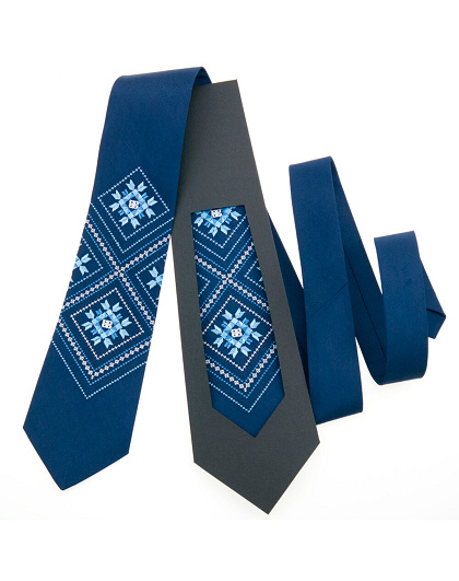 Embroidered tie Mudroliub made of dark blue satin - Image #1