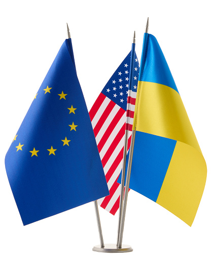 Прапори України, ЄС і США на потрійній металевій стійці - Зображення №1