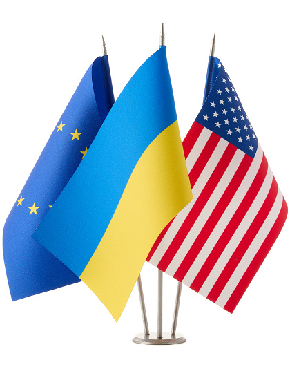 Прапори України, ЄС і США на потрійній металевій стійці - Зображення №2