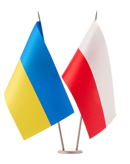 Прапори України та Польщі на подвійній металевій стійці - Зображення №1