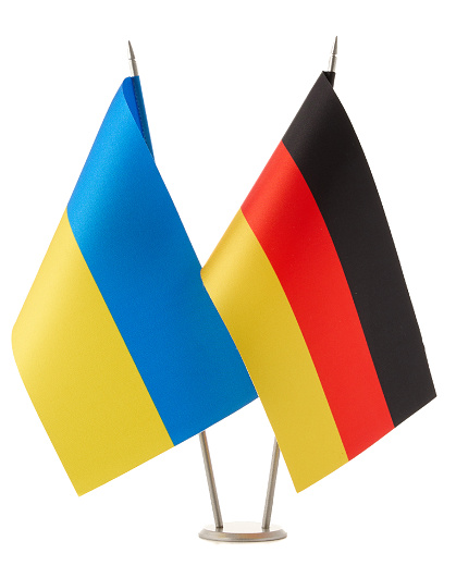 Прапори України та Німеччини на подвійній металевій стійці - Зображення №1