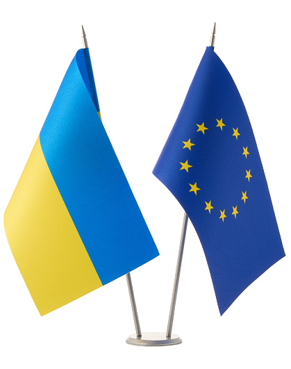 Прапори України та ЄС на подвійній металевій стійці - Зображення №1