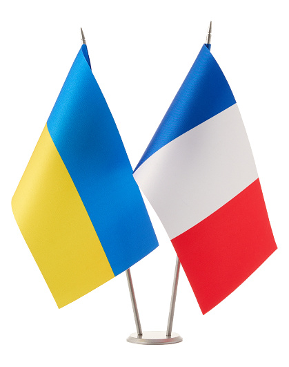Прапори України та Франції на подвійній металевій стійці - Зображення №1