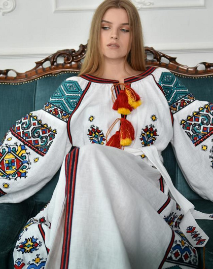 Сукня дизайнерська Буковина із білого льону з кольоровою вишивкою - Зображення №2
